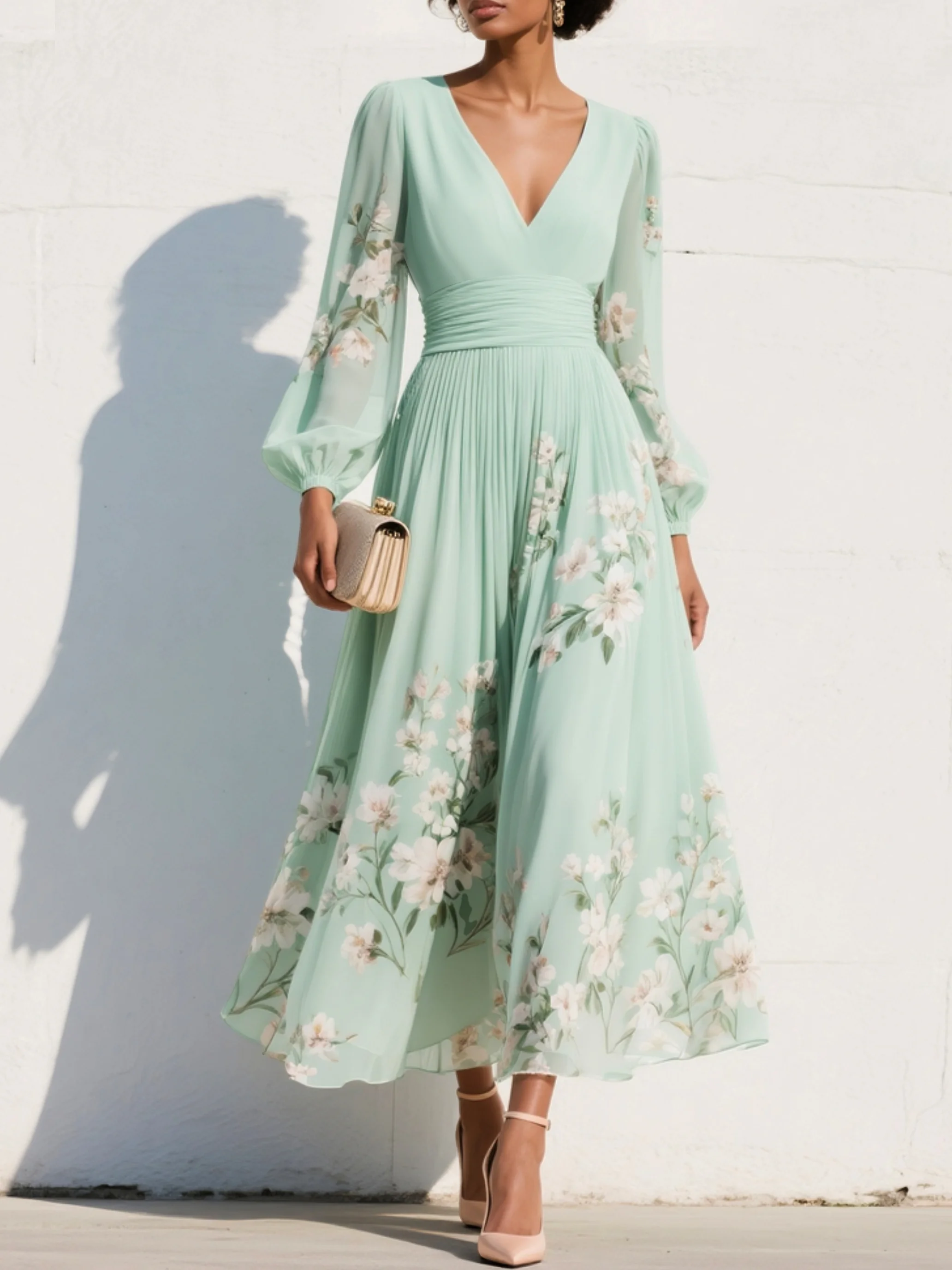 Arianna | Lichtgroene midi-jurk met v-hals en geplooide bloemenprint
