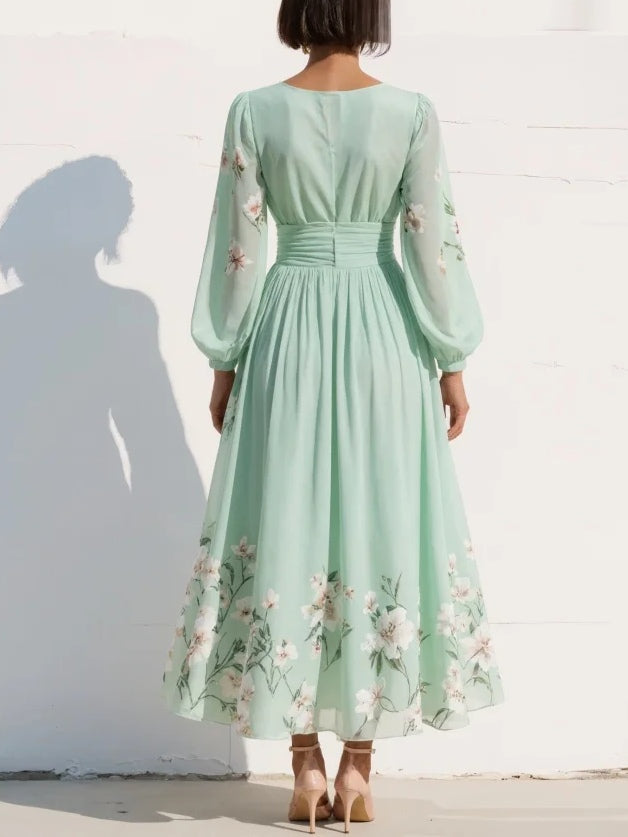 Arianna | Lichtgroene midi-jurk met v-hals en geplooide bloemenprint