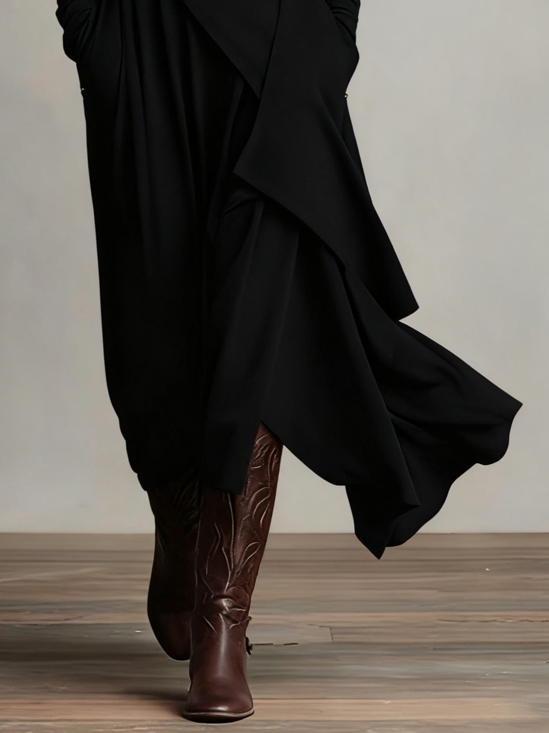 Vesalyn | Asymmetrische Maxi Jurk met Hoge Col